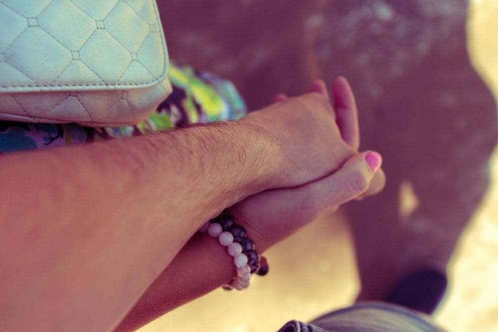 man_and_woman_holding_hands-scopio-af561207-c484-4a71-9d6c-901487f796c7 girls hand holding a guy's hand